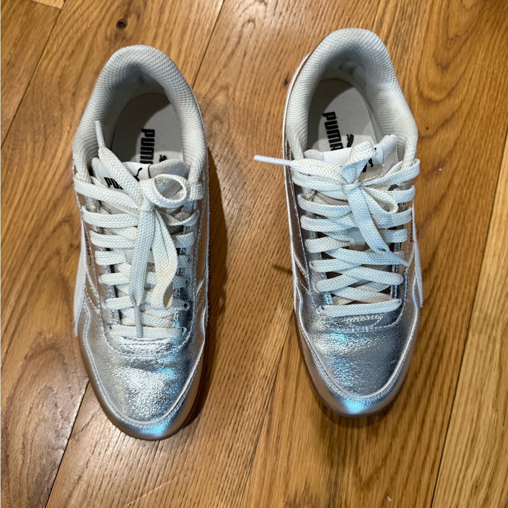Puma Women’s Silver Bella Donna Metallic Low-Top Sneakers- size 7